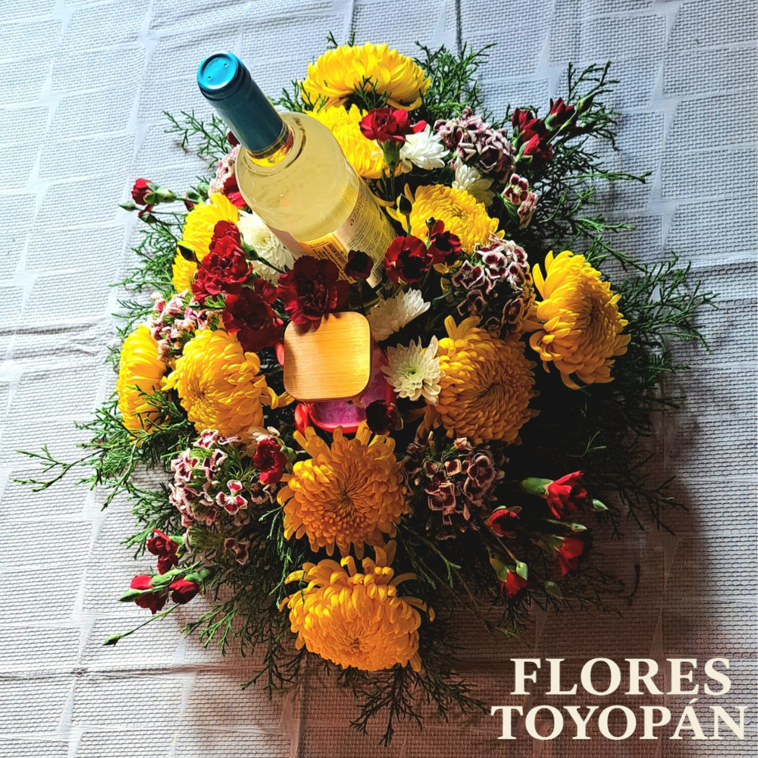 Centro de mesa Vino y Vela visto desde arriba, incluye flores amarillas y rojas