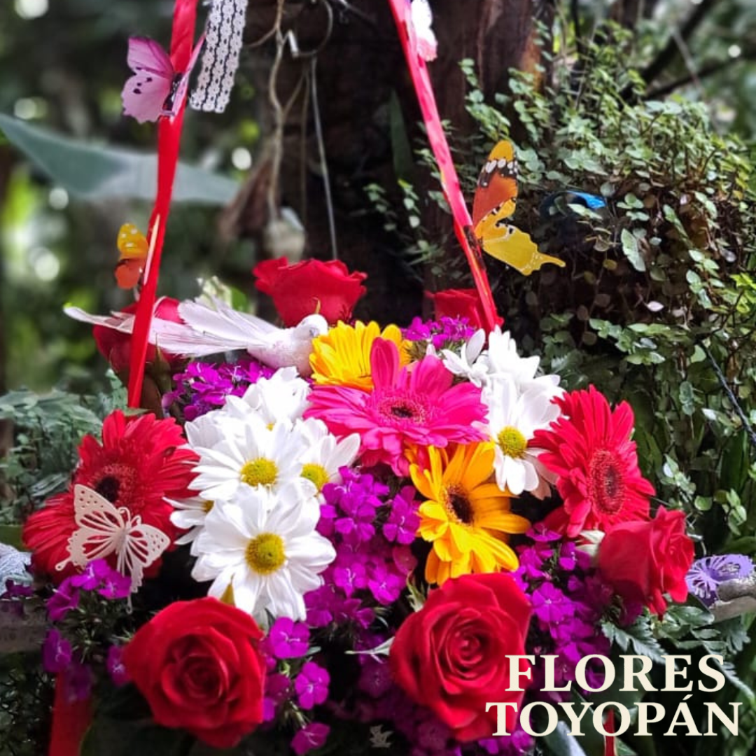 Arreglo floral Toyopán de la Casa, con logo que dice Flores Toyopán abajo