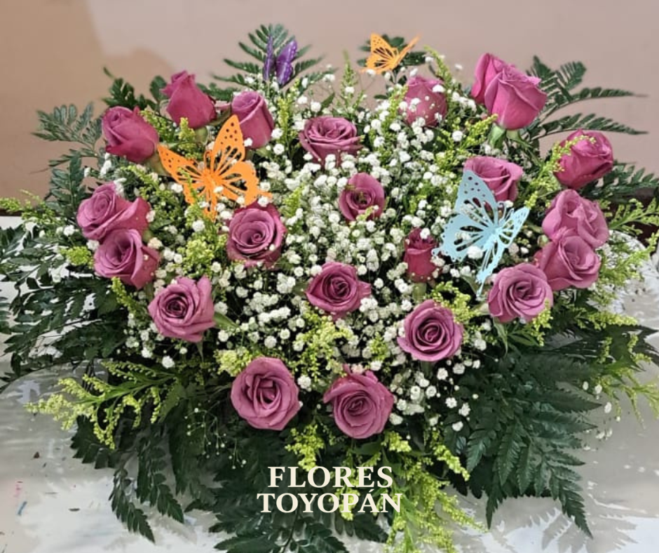 Arreglo gloral que consiste en 24 rosas rosadas