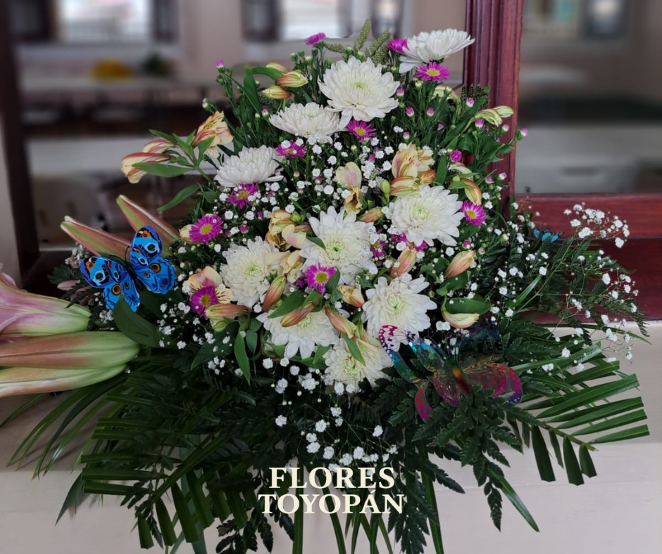 Lirios y Moons, un arreglo elegante ideal para centros de mesa originales