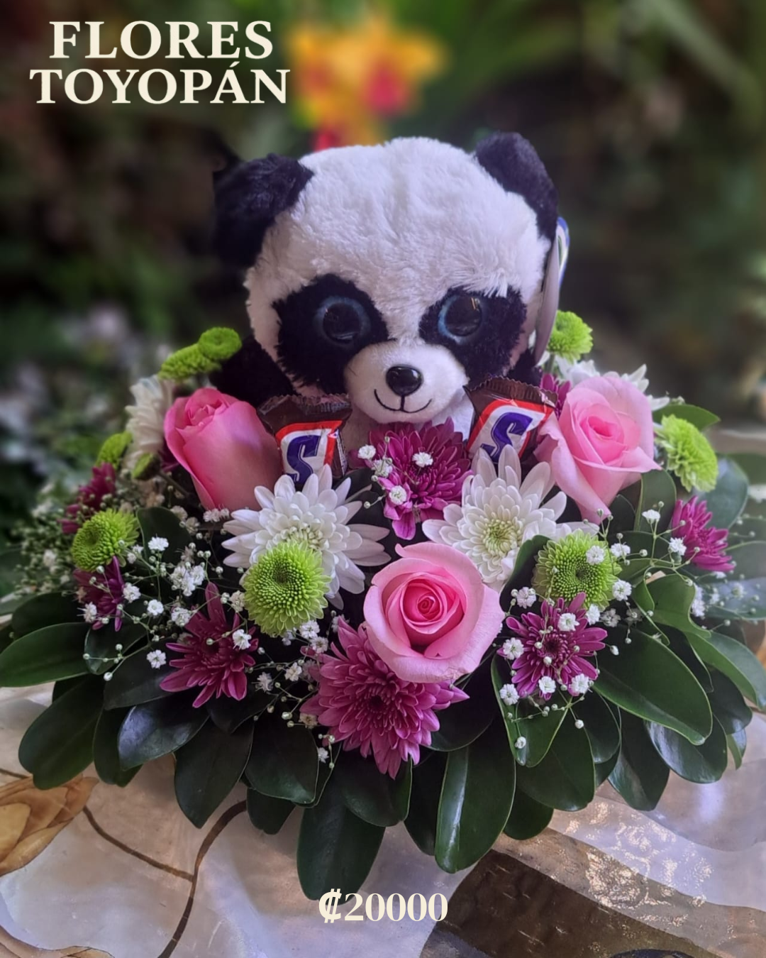 Arreglo floral que consiste en un panda decorado con flores