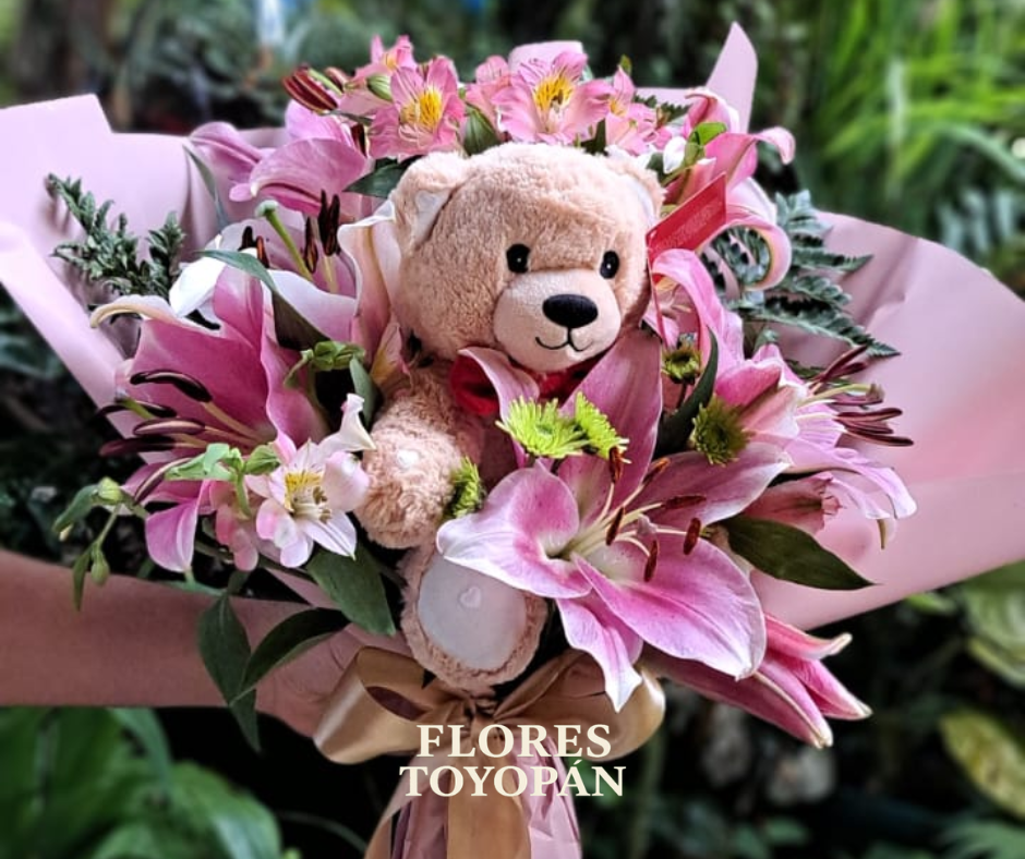 Ramoso, un ramo buchón que contiene un peluche de oso y lirios, envuelto en papel coreano y un lazo